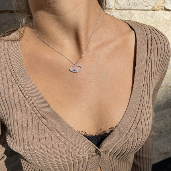 מביטה קדימה