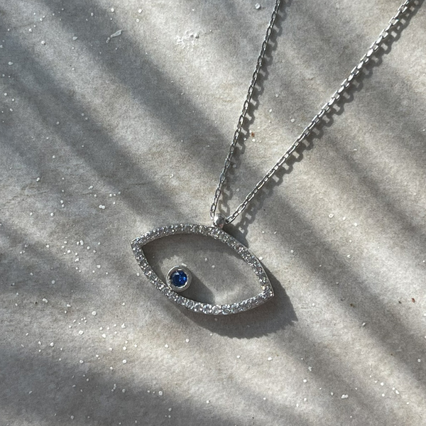 מביטה קדימה