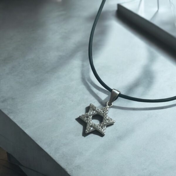 מָגֵן דָּוִד - שרשרת עור